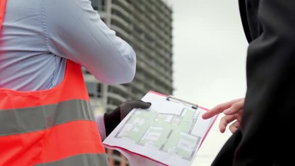 Ingenieur Und Bauleiter Beraten Grundrisse Während Sie Unfertige Wohnhäuser Inspizieren — Stockvideo