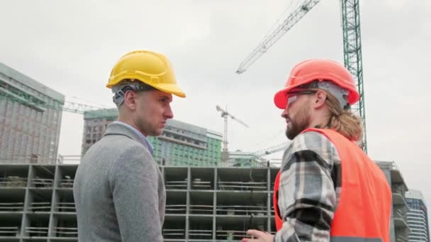 Foreman Komoly Építésvezető Megbeszélnek Valamit Miközben Befejezetlen Épület Toronydaru Előtt — Stock videók