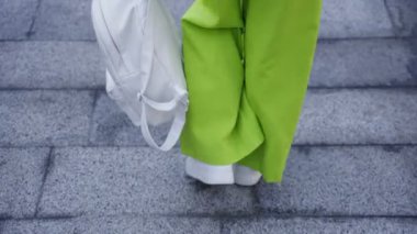 Sırt çantası, defter ve kahve taşıyan Amerikalı iş kadını merdivenlerden iniyor. Yavaş çekim