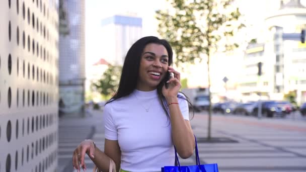 American Woman Shopping Bags Walking Downtown Talking Phone Slow Motion – stockvideo
