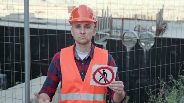 Portret Pasie Poważnego Pracownika Budowlanego Wskazującego Brak Nieautoryzowanego Znaku Dostępu — Wideo stockowe