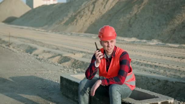 Építő Védőruhában Sisakban Építkezésen Fogja Walkie Talkie Beszél Lassú Mozgás — Stock videók