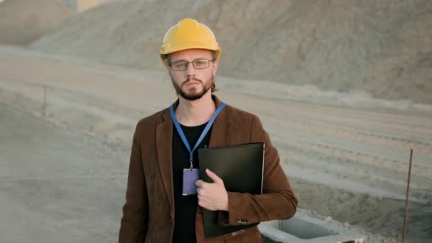 Potret Pelanggan Dalam Folder Helm Berdiri Dekat Gunung Dengan Pasir — Stok Video