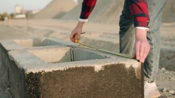 Close Video Foreman Takes Measurements Concrete Structure Slow Motion Video — Stockvideo