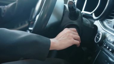 Kadın sürücünün anahtarı tuttuğu videoyu kapat ve arabayı çalıştır, yolculuğa hazırlan. Yavaş çekim videosu