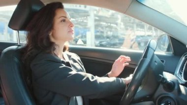 Otoparkta araba süren kadın, bedava yer arıyor. Yavaş çekim videosu