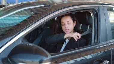 Arabada oturan kadın portresi, emniyet kemeri takıyor. Şoför sürmeye hazır. Yavaş çekim videosu