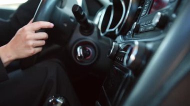 Kadın sürücünün paneli ayarladığı videoyu kapat, otomobilde müziğin sesini yükselt. Yavaş çekim