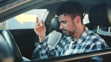 Beyaz bir adam trafik sıkışıklığından dolayı arabada stresli hissediyor. Ulaşım, insanlar, yaşam tarzı konsepti. Yavaş çekim