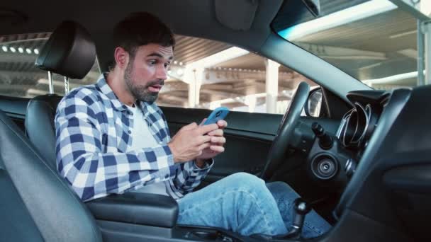 Tânăr Fericit Care Citește Mesajul Smartphone Timp Stătea Mașină Transport — Videoclip de stoc