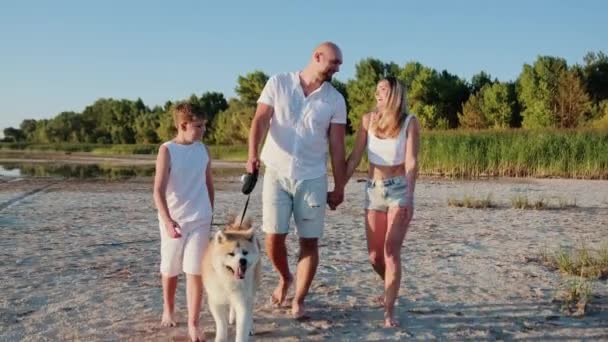 Sorrindo Jovem Família Gostando Caminhar Longo Costa Mar Com Cão — Vídeo de Stock