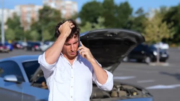 Jovem Usando Smartphone Por Carro Quebrado Cidade Reparação Carros Conceito — Vídeo de Stock