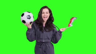 Polonya bayraklı mutlu bir bayan taraftar yeşil izole edilmiş alanda kutlama yaparken ve çığlık atarken futbol topu tutuyor.