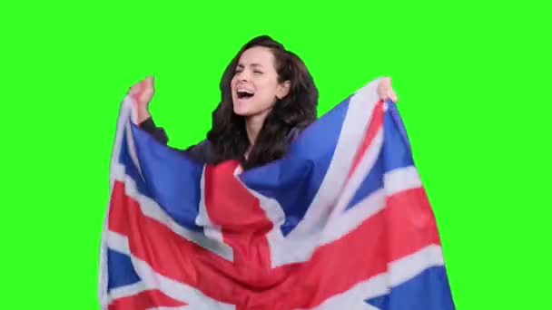 Θετική Νεαρή Γυναίκα Που Κρατά Σημαία Της Μεγάλης Βρετανίας Στα — Αρχείο Βίντεο