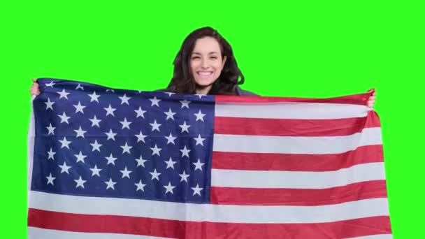 Sorridente Bella Giovane Donna Che Tiene Bandiera Degli Stati Uniti — Video Stock