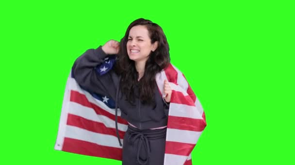 Munter Attraktiv Kvinde Holder Usa Flag Skuldrene Grøn Isoleret Støtte – Stock-video