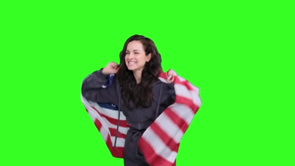 Ung Kvinde Der Holder Usa Flag Smiler Glad Grøn Isoleret – Stock-video