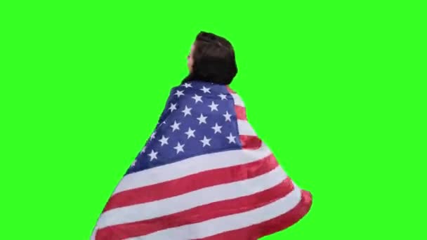 Lykkelig Ung Kvinde Med Usa Flag Skuldrene Grøn Isoleret Støtte – Stock-video