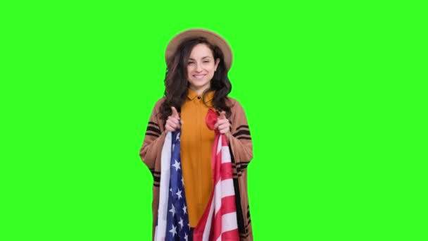 Smilende Smuk Kvinde Stilfuld Hat Der Viser Usa Flag Fejrer – Stock-video