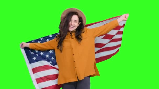 Smilende Ung Kvinde Stilfuld Hat Poserer Med Usa Flag Ser – Stock-video