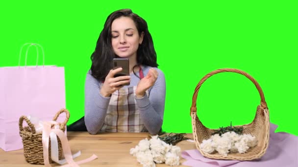 Feliz Florista Femenina Delantal Usando Teléfono Móvil Mientras Lee Mensaje — Vídeo de stock