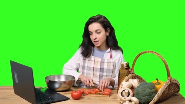 요리하는 노트북을 토마토를 슬라이스 배경에 온라인 이야기 건강한 라이프 스타일 — 비디오