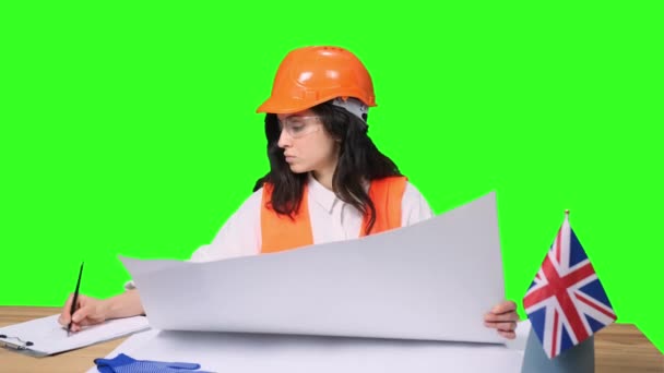 Женщина Архитектор Использует Чертежи Проверяет Строительство Делая Заметки Зеленом Изолированном — стоковое видео