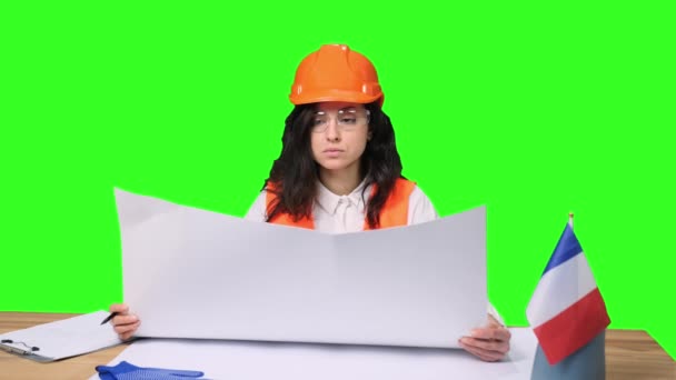Young Female Engineer Safety Helmet Holding Blueprint Making Notes Green — Stok Video