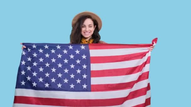 Smilende Temmelig Stilfuld Dame Hat Der Viser Usa Flag Ser – Stock-video