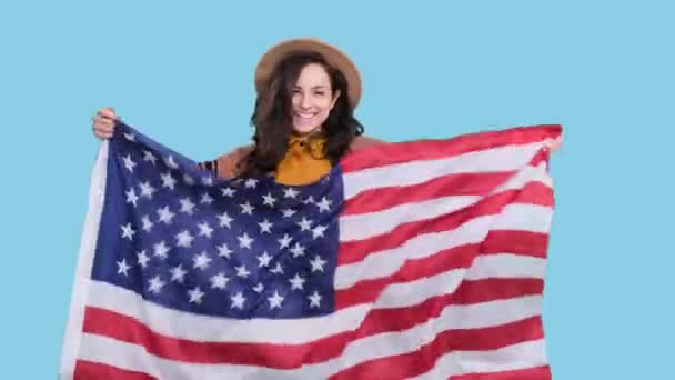 Smilende Stilfuld Kvinde Iført Hat Holder Usa Flag Fejrer Blå – Stock-video