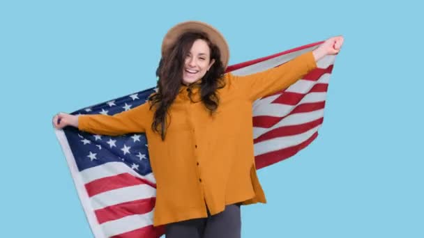 Smilende Ung Kvinde Stilfuld Hat Poserer Med Usa Flag Ser – Stock-video