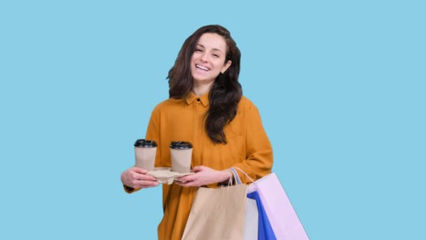 Glad Ung Dame Nyder Shopping Holder Tasker Kop Kaffe Blå – Stock-video