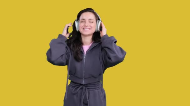 Glimlachende Vrouw Geniet Van Muziek Tijdens Het Dansen Het Dragen — Stockvideo