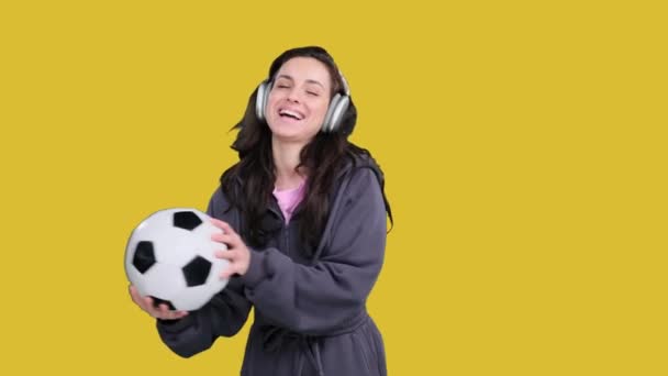 Glimlachende Blanke Vrouw Draagt Draadloze Koptelefoon Terwijl Het Vangen Van — Stockvideo