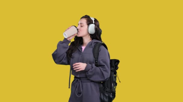 Glimlachende Vrouw Met Koptelefoon Die Naar Muziek Luistert Koffie Drinkt — Stockvideo