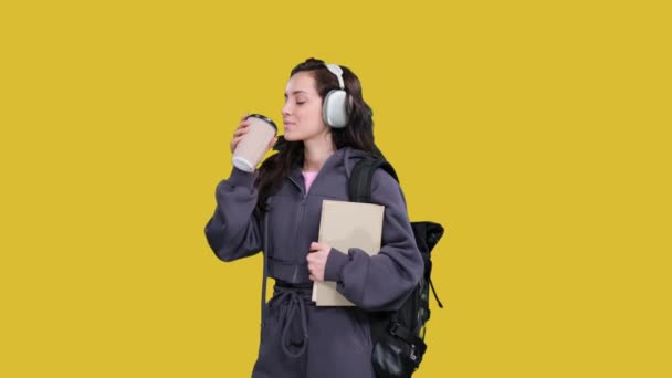 Leende Kvinna Med Ryggsäck Hålla Mapp Medan Dricker Kaffe Lyssna — Stockvideo