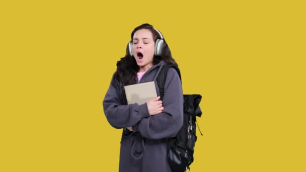 Vrouwelijke Student Draagt Koptelefoon Terwijl Poseren Met Notebooks Rugzak Geel — Stockvideo