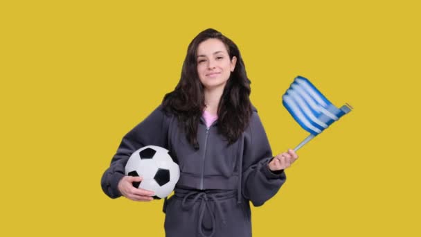 Lächelnder Junger Fan Posiert Mit Griechischer Flagge Während Einen Fußball — Stockvideo