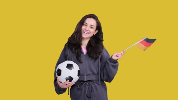 Sarı Izole Edilmiş Bir Futbol Topunu Tutarken Alman Bayrağıyla Poz — Stok video