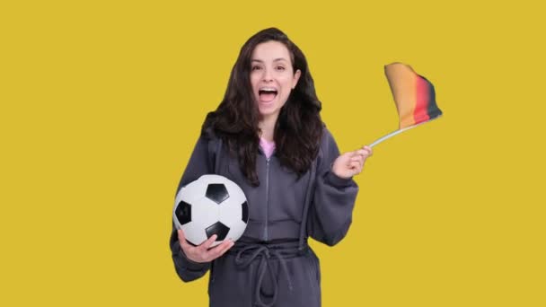 Bir Futbol Topu Tutarken Alman Bayrağıyla Poz Veren Genç Mutlu — Stok video