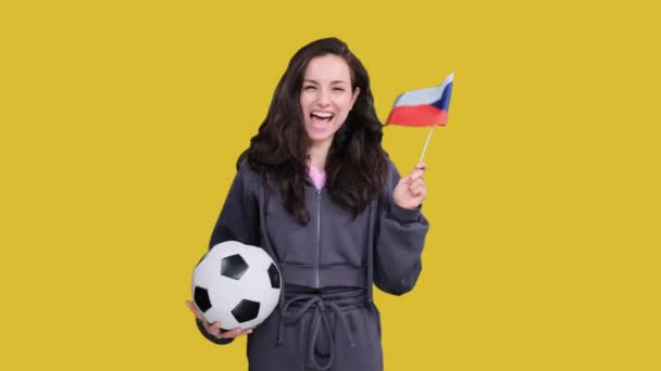 Lachende Jonge Vrouwelijke Fan Poseren Met Tsjechische Vlag Terwijl Het — Stockvideo