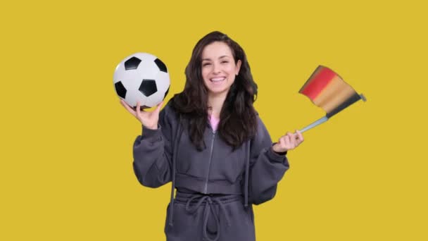 Sarı Izole Edilmiş Bir Futbol Topunu Tutarken Belçika Bayraklarıyla Poz — Stok video