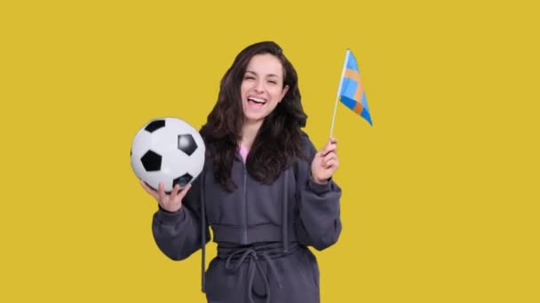 Lachende Jonge Vrouwelijke Fan Poseren Met Zweedse Vlag Terwijl Het — Stockvideo