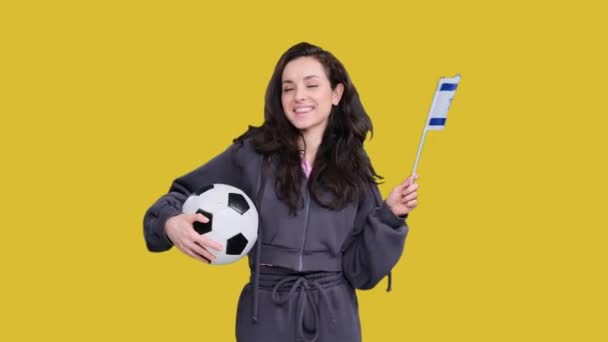 Gelukkig Jong Vrouwelijke Fan Poseren Zwaaien Door Israëlische Vlag Terwijl — Stockvideo
