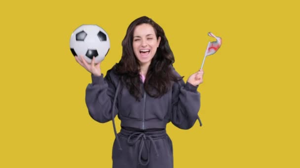 Gelukkige Vrouwelijke Fan Met Georgische Vlag Houden Van Een Voetbal — Stockvideo