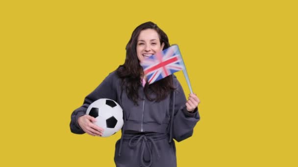 Gelukkig Mooi Jong Vrouw Fan Poseren Met Britse Vlag Terwijl — Stockvideo