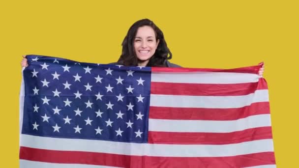 노란색 절연에 자부심과 국기를 — 비디오