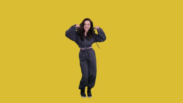 Gelukkige Jonge Dame Die Studio Staat Terwijl Danst Ritmisch Bewegend — Stockvideo
