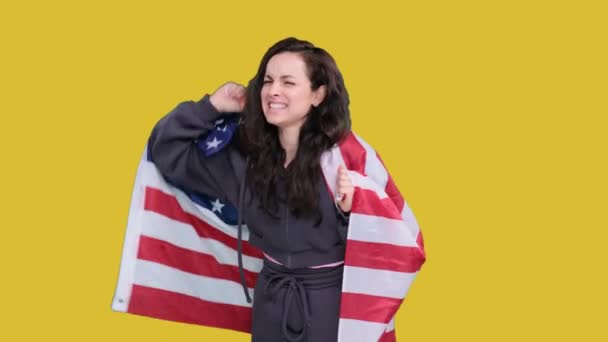 Vrolijke Aantrekkelijke Vrouw Met Usa Vlag Schouders Geel Geïsoleerd Ondersteuning — Stockvideo