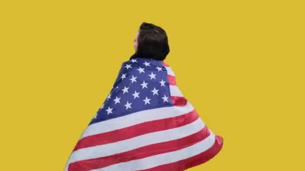 Happy Young Woman Usa Flag Her Shoulders Yellow Isolated Support — ストック動画
